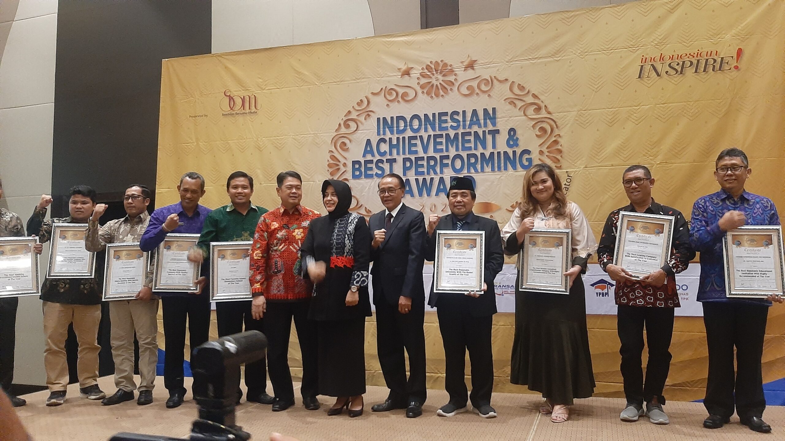 Semakin di Depan, UNZAH Meraih Indonesia Achievement & Best Performing Award 2022 Kategori The Most Reputable University With The Best Islamic Best of The Year