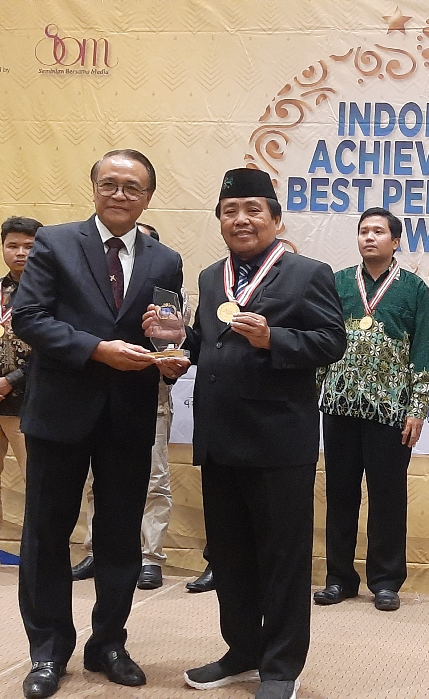 Selamat dan sukses kepada Doktor Drs. Abdul Aziz Wahab, BA., M.Ag., CH., CHT., selaku Rektor Universitas Islam Islam Zainul Hasan (UNZAH) Genggong yang di Nobatkan sebagai Tokoh Inspiratif Penggerak Pendidikan pada acara Indonesia Achievement & Best Performing Award 2022